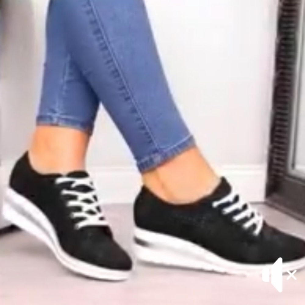 HP⭐NWT Black and white lace up platform sneakers